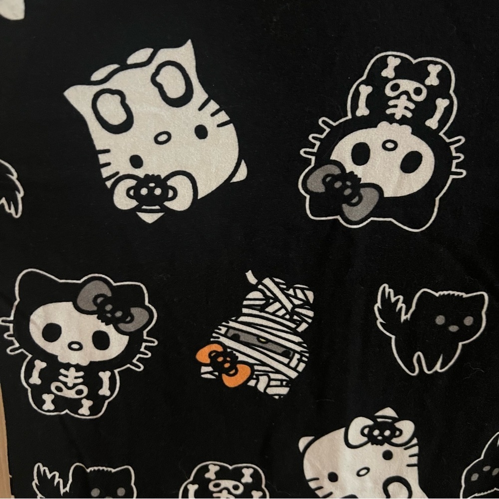 Hello Kitty Halloween Pajama Set NWT - Picture 5 of 8